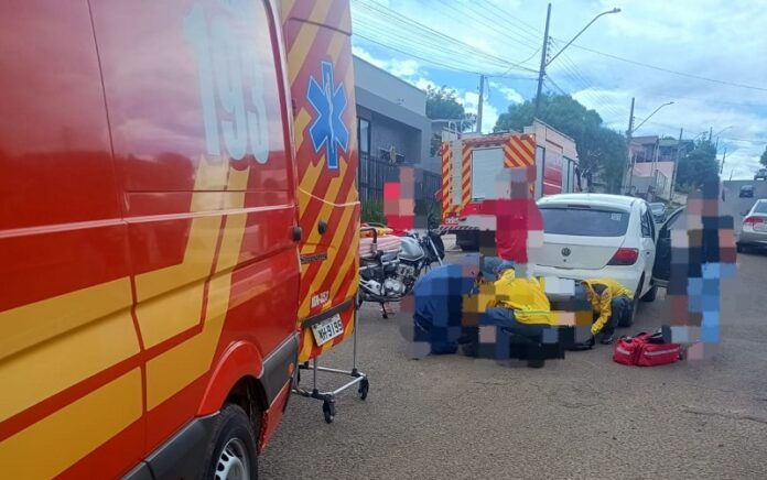 Mulher sofre lesões após colisão de moto e carro