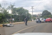 Colisão envolve carros e moto no Parque Central de Caçador