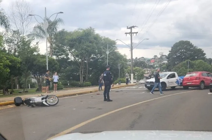 Colisão envolve carros e moto no Parque Central