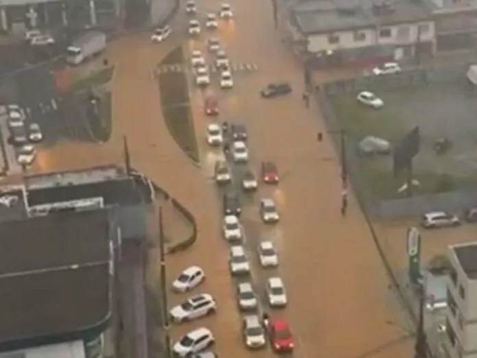 Alagamentos em Balneário Camboriú, Itajaí e Camboriú causam transtornos