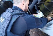 Polícia Rodoviária Federal apreende 52 iPhones escondidos em carro