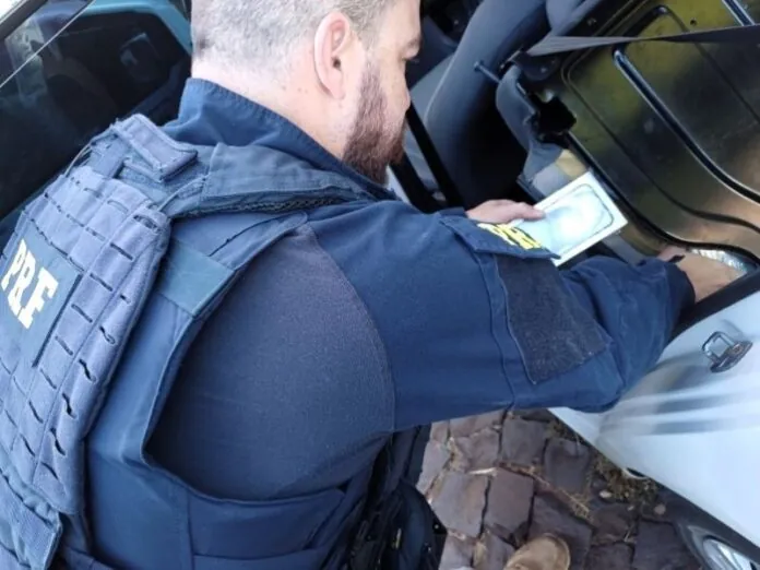 Polícia Rodoviária Federal apreende 52 iPhones escondidos em carro