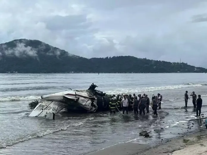 Avião de pequeno porte explode e cai no mar em Ubatuba