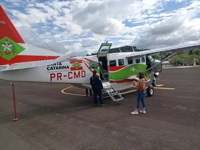 Paciente é transferido por avião para cirurgia em Florianópolis