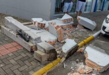 Muro desaba após colisão com caminhão e mata pedestre