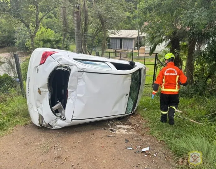 Capotamento na rodovia Victório Polleto em Caçador