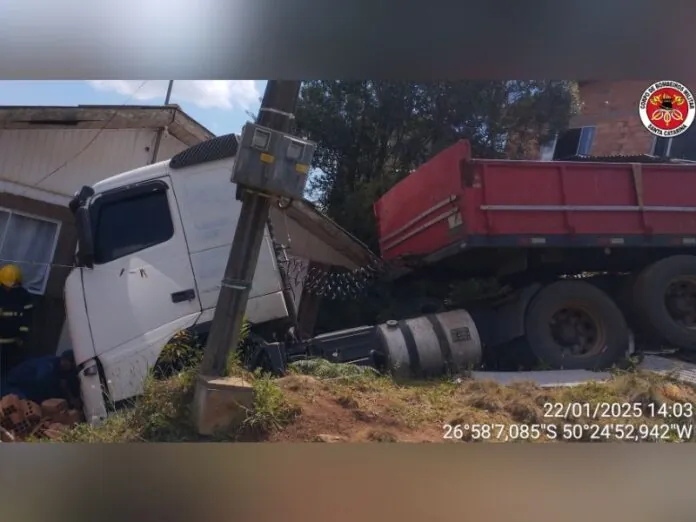 Carreta desgovernada desce a rua, atropela cachorro e bate em casa