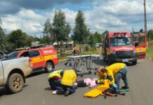 Colisão entre carro e moto deixa uma mulher ferida