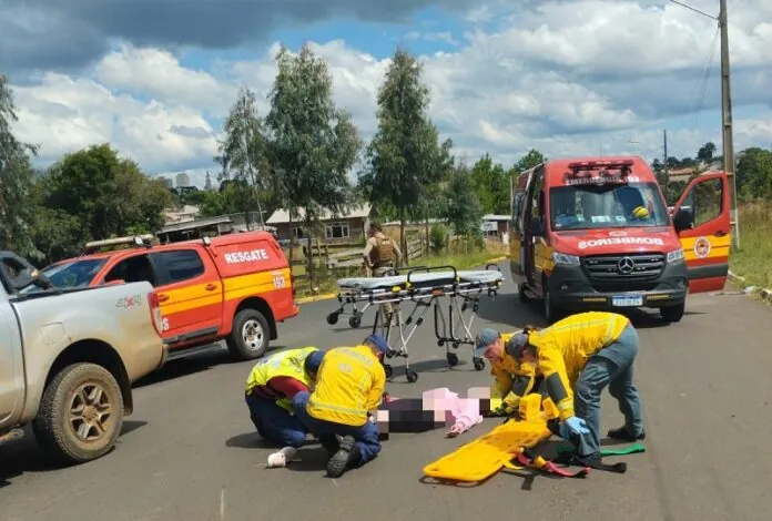 Colisão entre carro e moto deixa uma mulher ferida