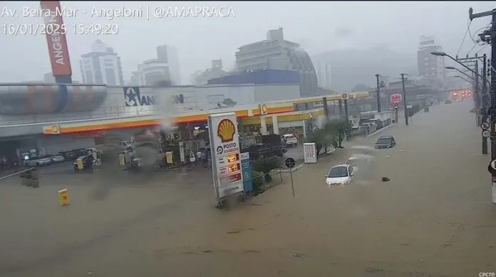 Chuva em Florianópolis espalha o caos nas ruas