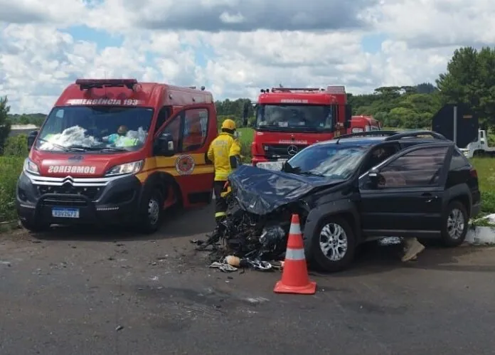 Dois feridos em acidente no entroncamento de duas rodovias