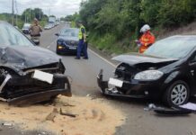 Colisão entre dois carros bloqueia parcialmente a SC-135