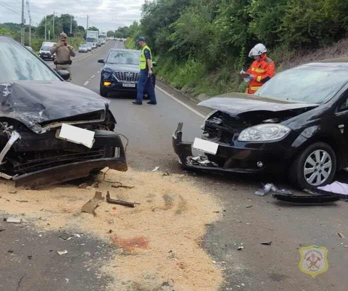 Colisão entre dois carros bloqueia parcialmente a SC-135