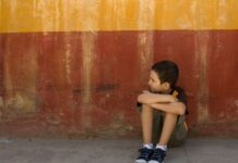 Homem esquece filho de 6 anos em lanchonete após beber demais