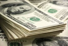 Dólar cai pela 11ª vez e tem maior sequência de quedas em 20 anos