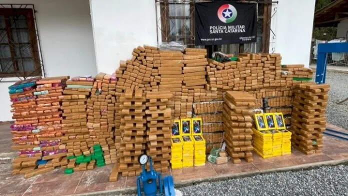 Casa isolada em meio a mata guardava mais de uma tonelada de drogas