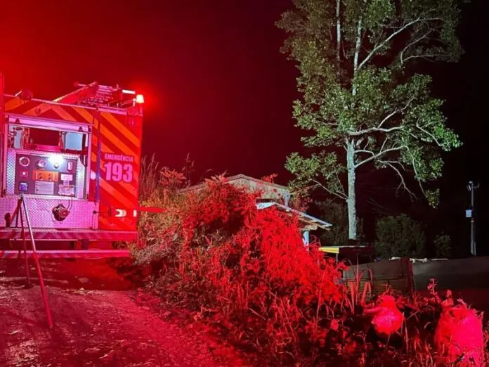 Incêndio destrói chiqueiro e mobiliza bombeiros