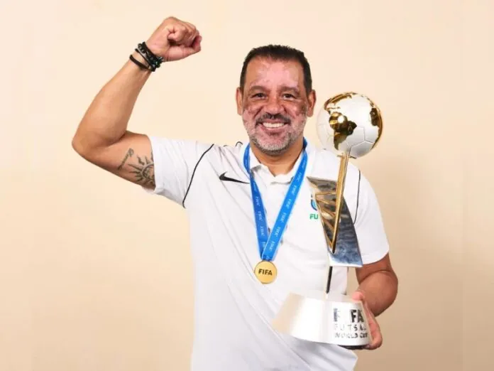 Catarinense é eleito o melhor técnico do mundo pela Futsal Planet Awards