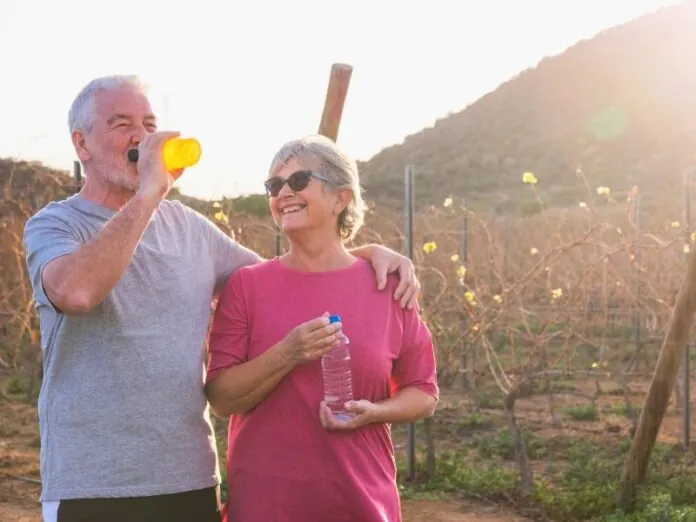 Como evitar a desidratação em crianças e idosos durante o verão