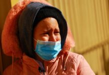 Imigrantes choram após EUA cancelarem entrevistas de asilo