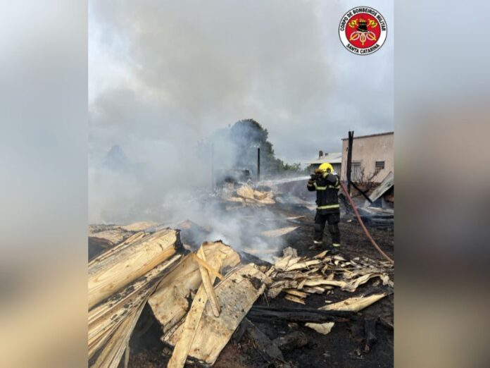 Galpão é destruído por incêndio em Santa Cecília