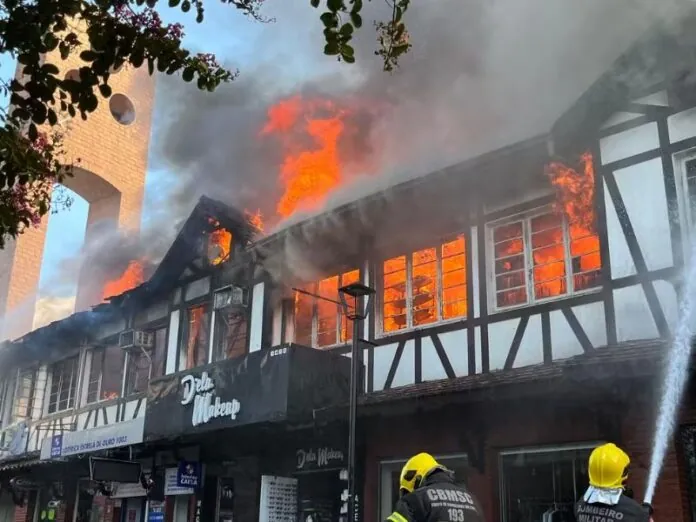 Saiba mais sobre o incêndio que atingiu a Rua XV em Blumenau