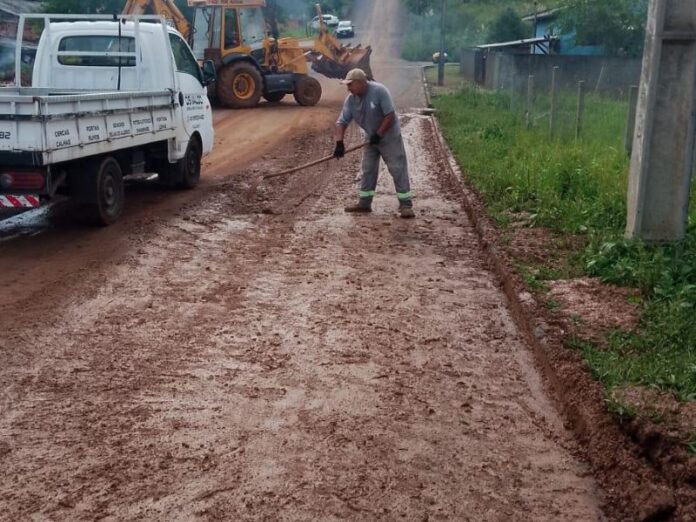 Prefeitura trabalha na limpeza da cidade após temporal desta tarde