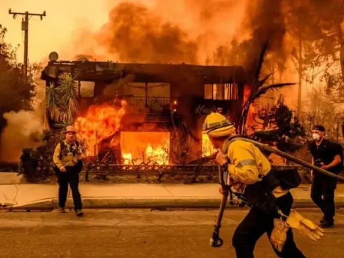 Incêndios em Los Angeles deixam 10 mortos e mais de 180 mil evacuados