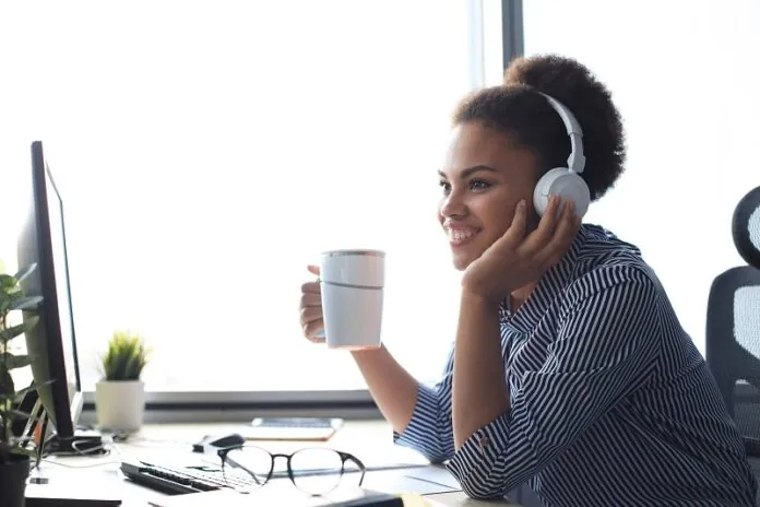 Rádio principal fonte de informação e entretenimento no ambiente de trabalho