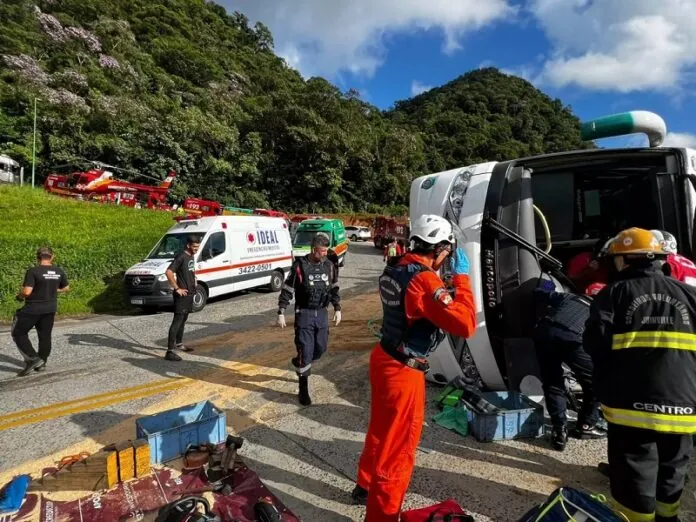 Acidente com ônibus deixa mais de 40 vítimas na Serra Dona Francisca