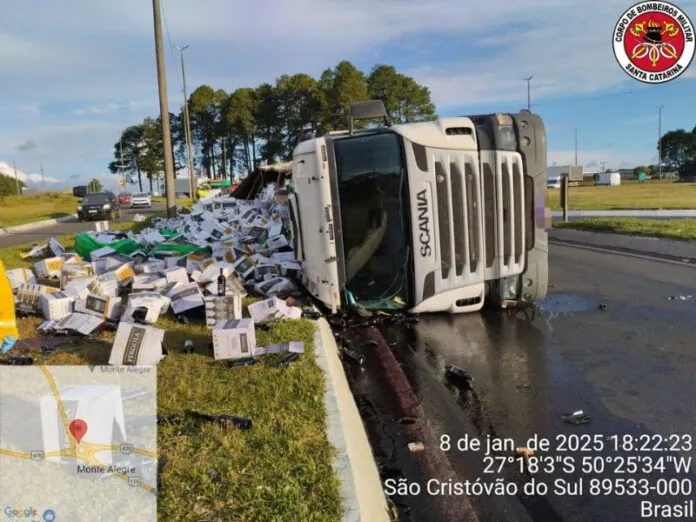 Carreta carregada com vinhos tomba e espalha carga na pista