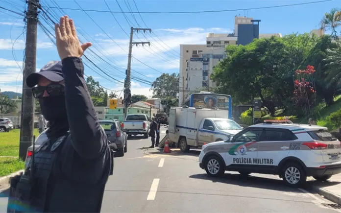 Motociclista morre após colidir com ônibus que parava para embarque