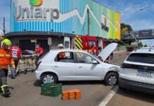 Motorista colide em veículo estacionado no centro de Caçador