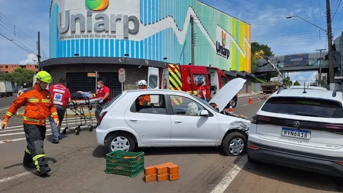 Motorista colide em veículo estacionado no centro de Caçador