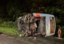 Ônibus com destino a SC se envolve em acidente e deixa 15 feridos