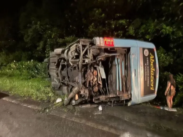 Ônibus com destino a SC se envolve em acidente e deixa 15 feridos