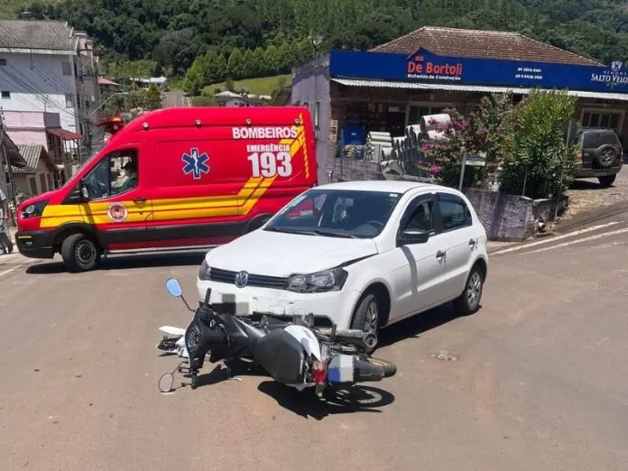 Mulher e jovem se envolvem em acidente em Salto Veloso