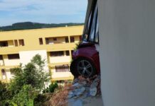 Idoso perde controle de carro e colide contra garagem em Tangará