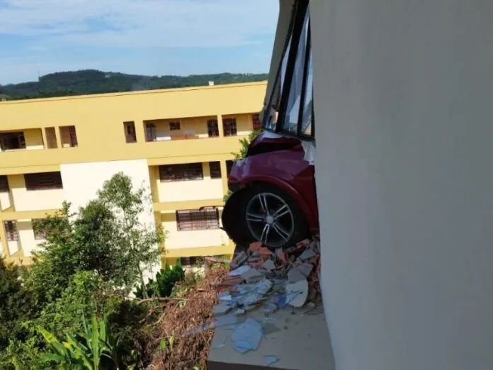 Idoso perde controle de carro e colide contra garagem em Tangará