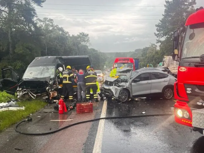 Acidente envolvendo 5 carros deixa um morto e duas pessoas feridas