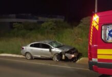 Mulher capota veículo após perder o controle na rodovia 135 em Videira