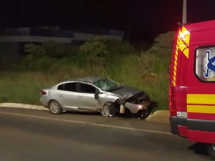 Mulher capota veículo após perder o controle na rodovia 135 em Videira