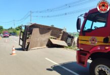 Caminhão tomba na SC-135 em Tangará