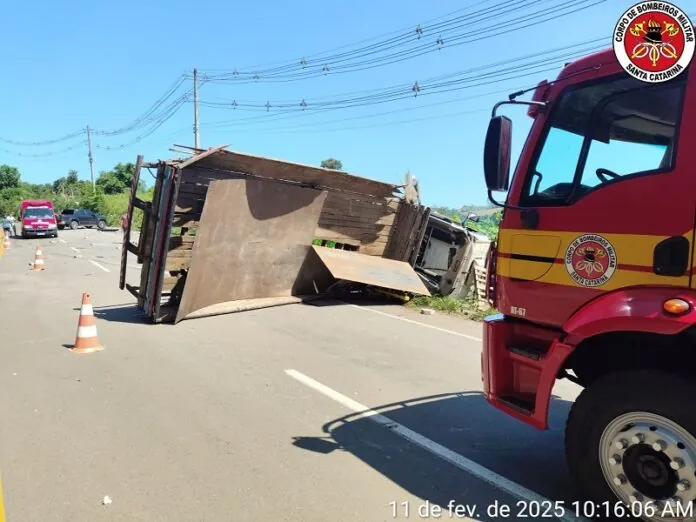 Caminhão tomba na SC-135 em Tangará