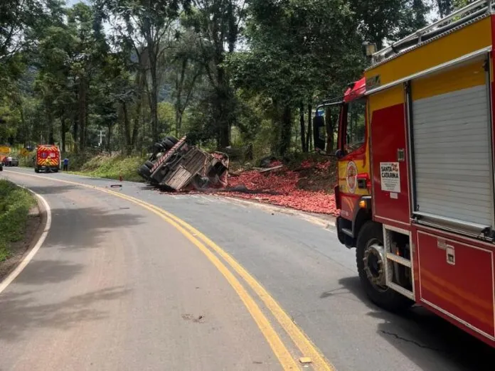 Caminhão carregado com maçã capota em Salto Veloso