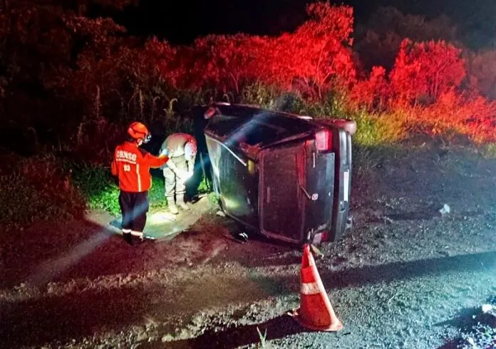 Jovem fica ferido após capotamento na SC-120