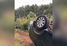 Motorista e criança ficam feridas após capotamento no interior