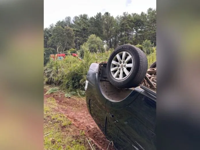 Motorista e criança ficam feridas após capotamento no interior