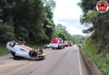 Carros colidem e capotam na SC-355 em Fraiburgo