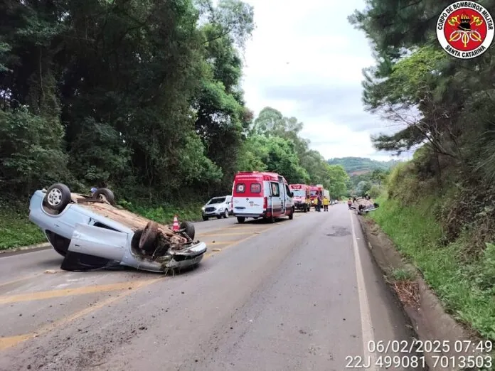 Carros colidem e capotam na SC-355 em Fraiburgo